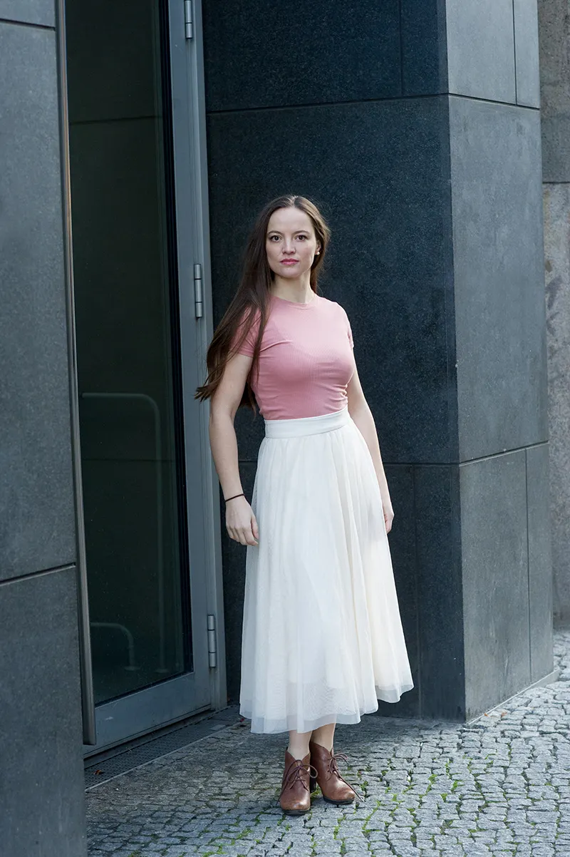 Schauspielerin Theresa Kempf aus Baden-Württemberg vor moderner Fassade.