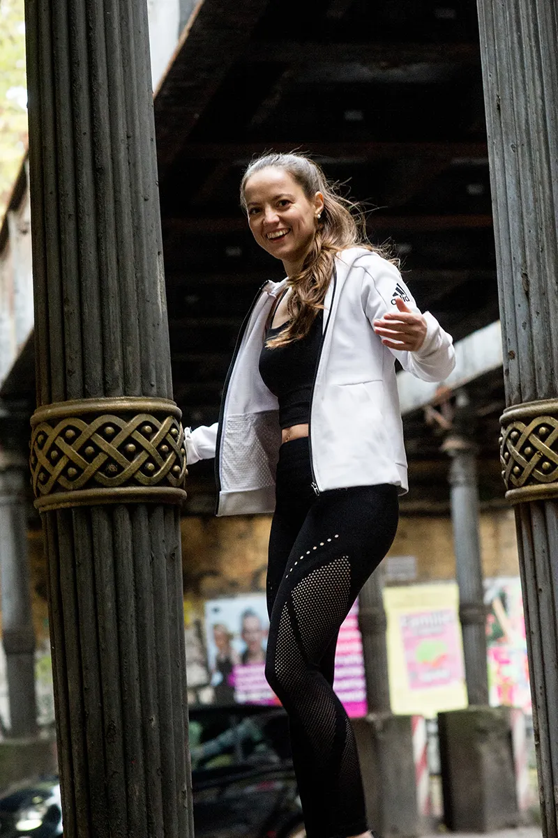 Theresa Kempf, Ganzfigur, sportlich-urban, Baden-Württemberg — Journalistin, Detektivin, Nachbarin