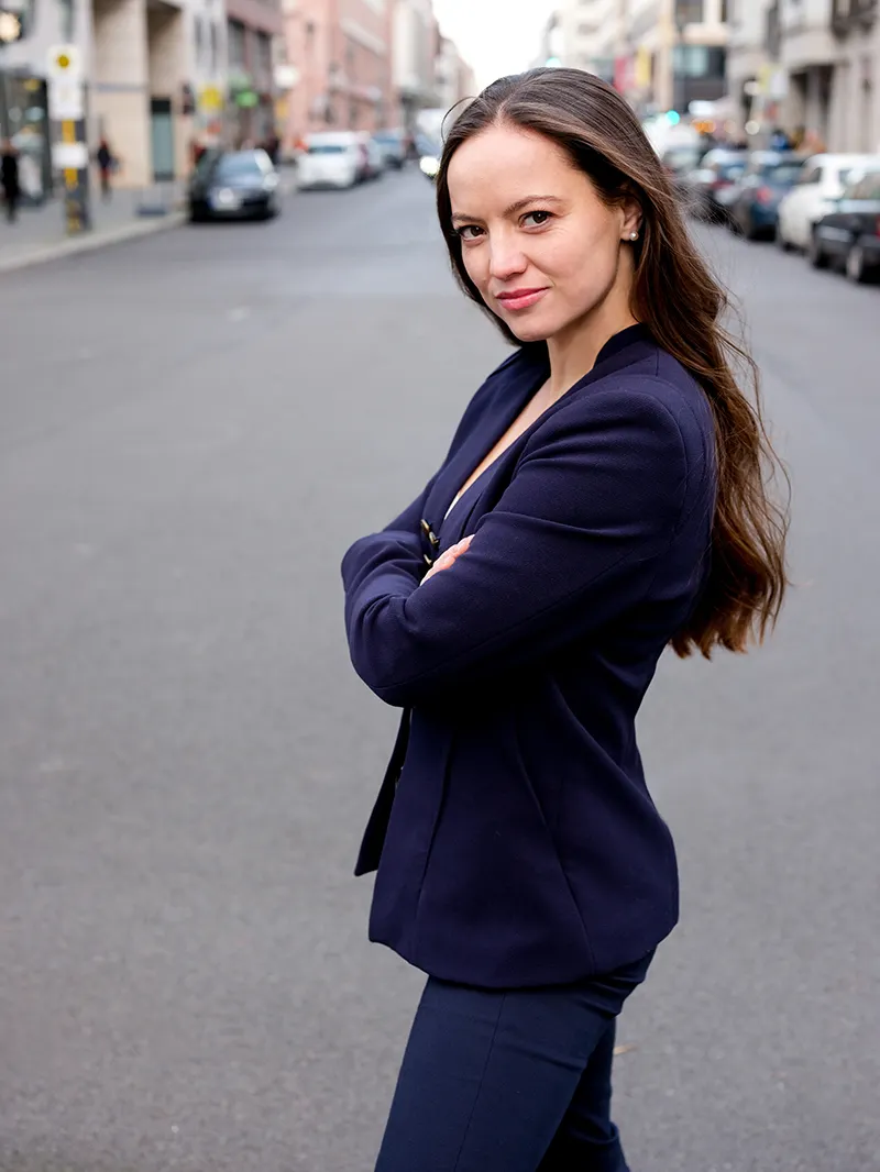 Schauspielerin Theresa Kempf steht auf Stadtstraße – buchbar für Produktionen in Baden-Württemberg.