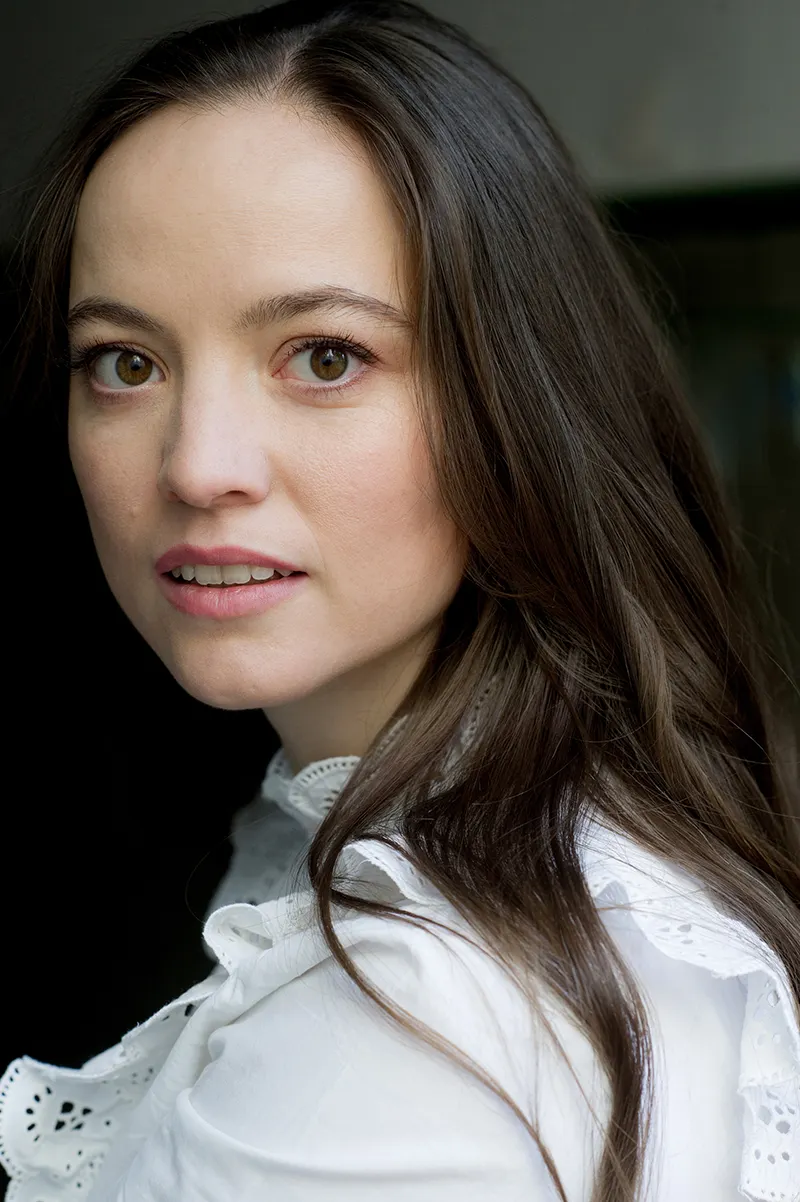 Theresa Kempf, 20er–30er, brünett, Baden-Württemberg — Nachbarin, Journalistin, Krankenschwester