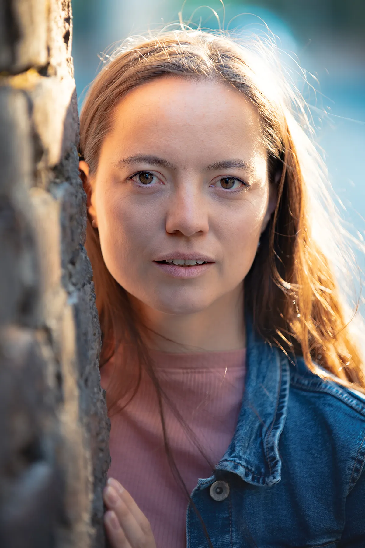 Theresa Kempf, Schauspielerin bei ZeitweiseZeitreisende, Portrait mit goldenem Gegenlicht.